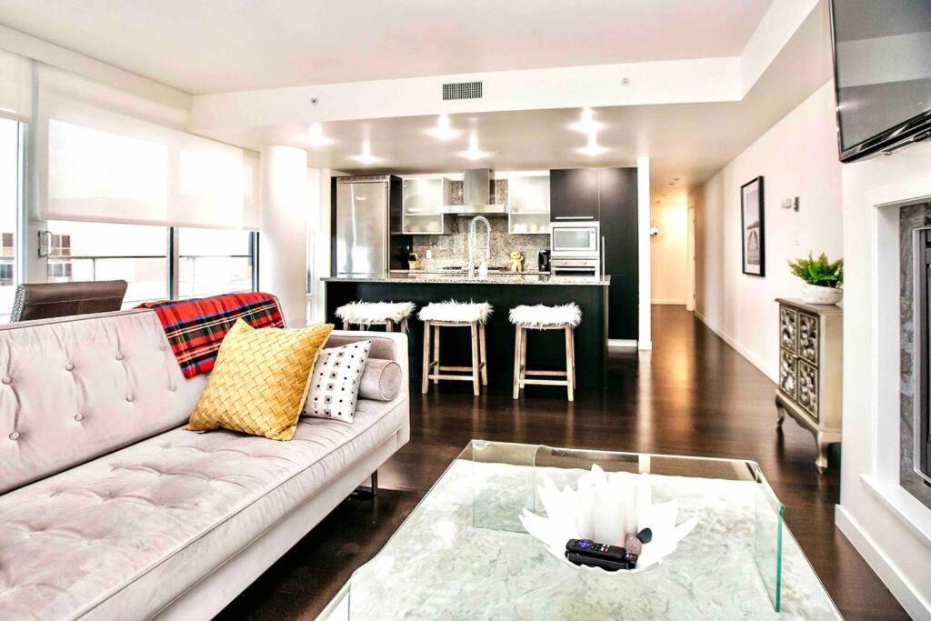 Victoria'S Best Location 2 Bedroom Luxe Condo Exterior foto