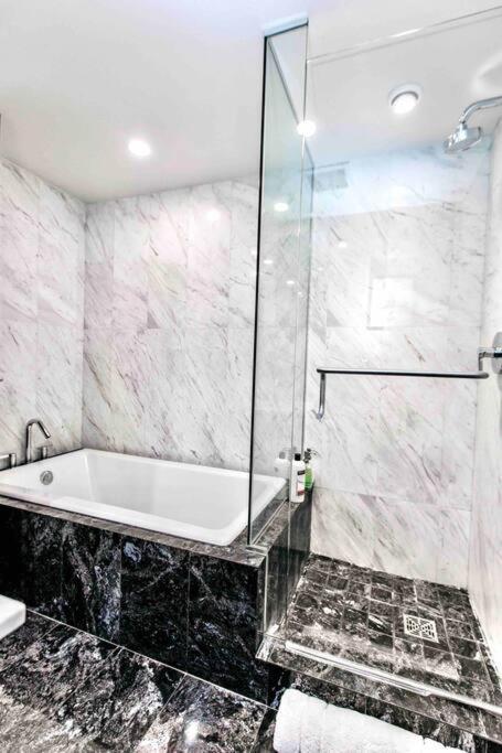 Victoria'S Best Location 2 Bedroom Luxe Condo Exterior foto