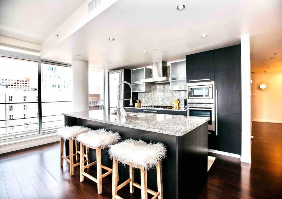Victoria'S Best Location 2 Bedroom Luxe Condo Exterior foto