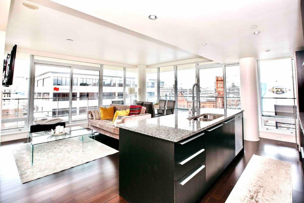 Victoria'S Best Location 2 Bedroom Luxe Condo Exterior foto
