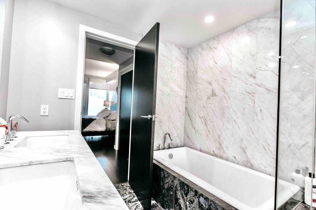 Victoria'S Best Location 2 Bedroom Luxe Condo Exterior foto