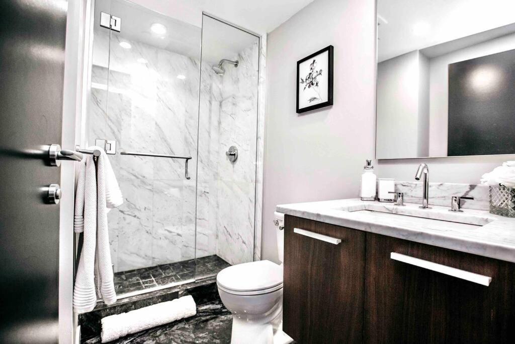 Victoria'S Best Location 2 Bedroom Luxe Condo Exterior foto
