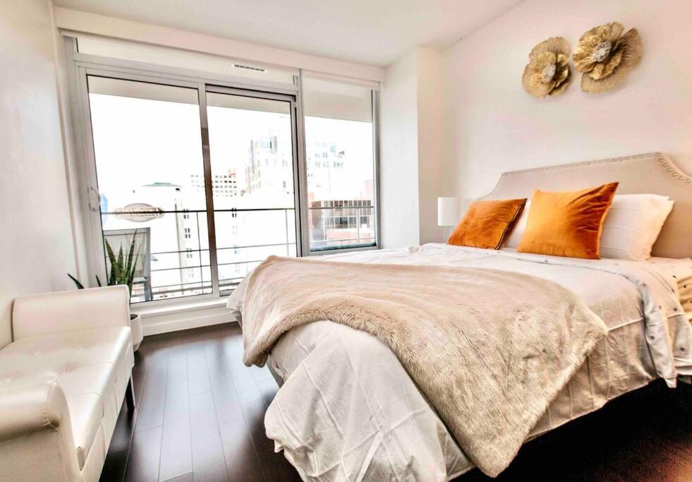 Victoria'S Best Location 2 Bedroom Luxe Condo Exterior foto