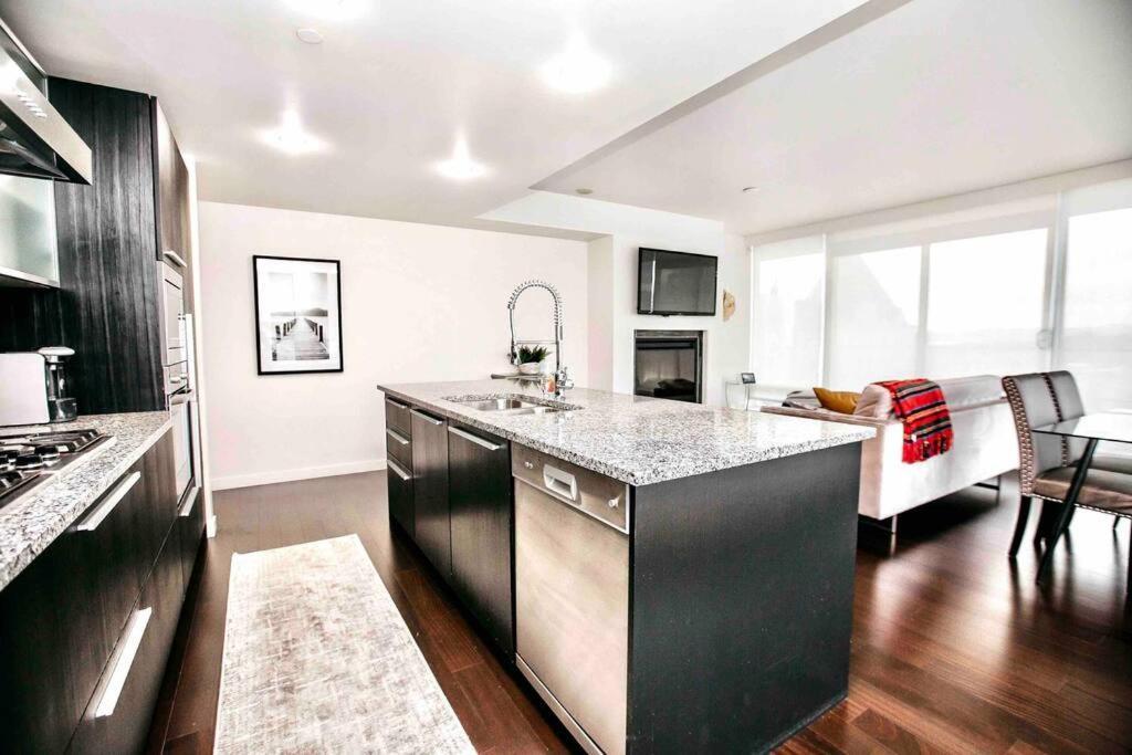 Victoria'S Best Location 2 Bedroom Luxe Condo Exterior foto