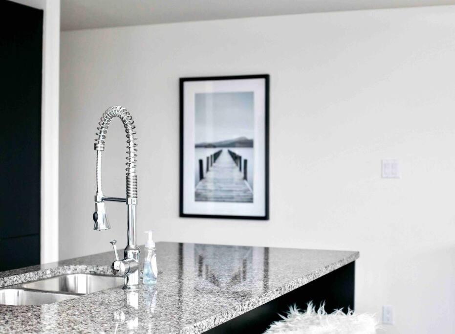 Victoria'S Best Location 2 Bedroom Luxe Condo Exterior foto